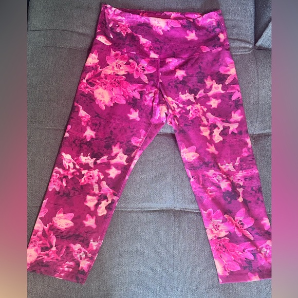 Old Navy Pink Capris Dynamic Design - Picture 2 of 4